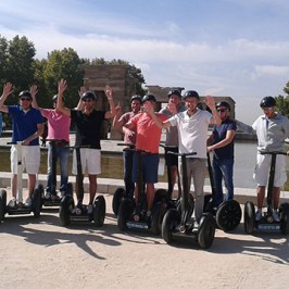 grupo de gente con los brazos arriba delante del Temp de Debod en Madrid