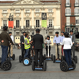 guía explicando en la Plaza Mayor de Madrid