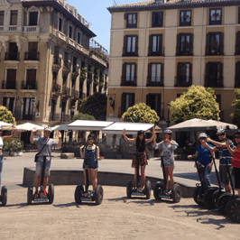 grupo de tour en Segway en la Plaza España de Madrid