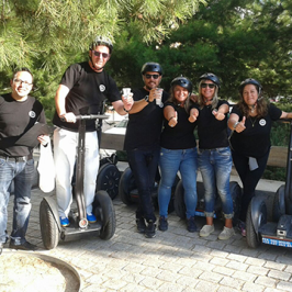 grupo con camisetas negras durante un tour en Segway