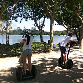 chica haciendo una foto montada en un Segway