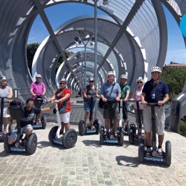 grupo de personas parados en Segways