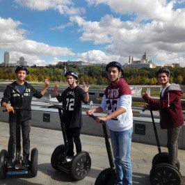 cuatro chicos en Segway en Madrid