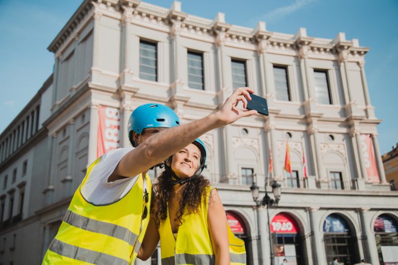 a statue of a man and a woman standing in front of a building